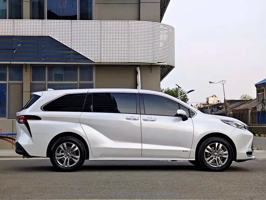 Toyota Sienna — фото 10