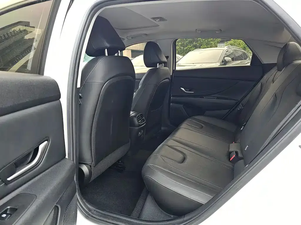 Hyundai Elantra — фото 2