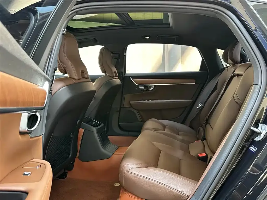 Volvo S90 PHEV 2023 из CN, фото 2