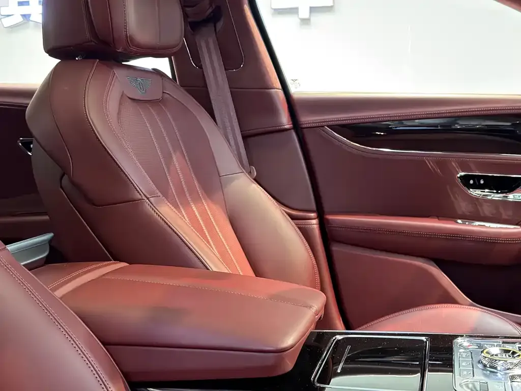 Bentley Flying Spur — фото 10