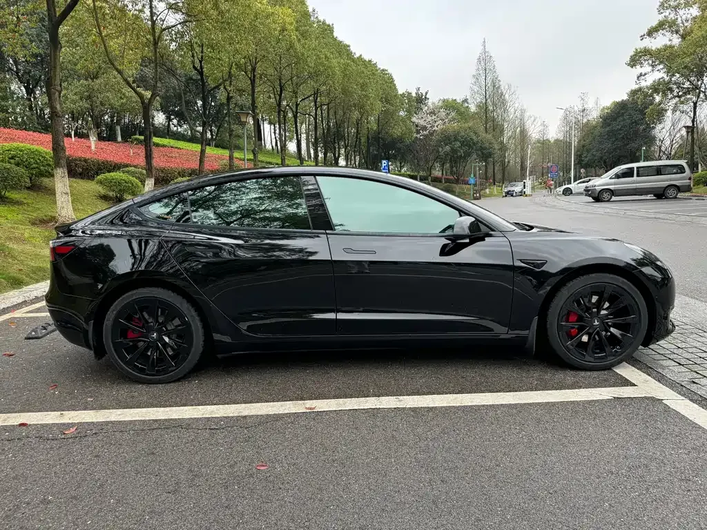Tesla Model 3 — фото 3