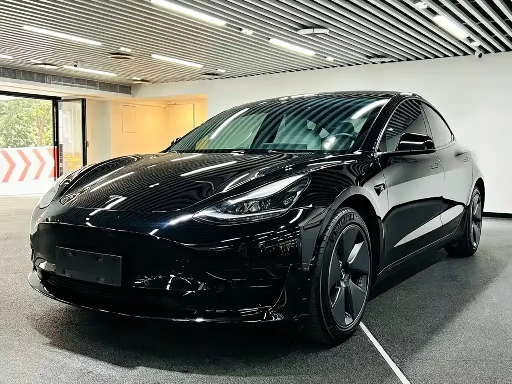 Tesla Model 3 — фото 1
