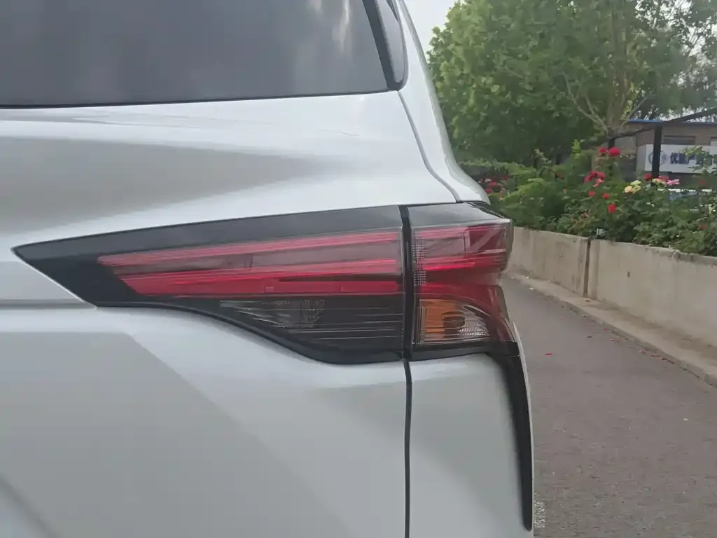 Toyota Sienna — фото 3
