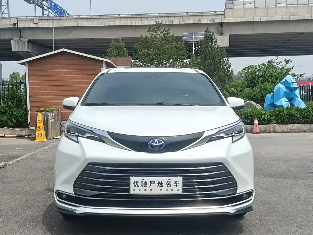 Toyota Sienna — фото 9