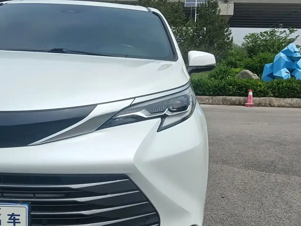 Toyota Sienna — фото 8