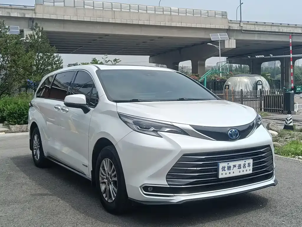Toyota Sienna — фото 10