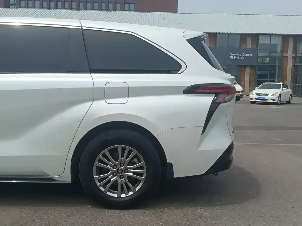 Toyota Sienna — фото 2