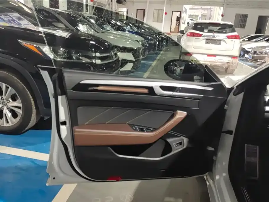 Volkswagen CC 2023 из CN, фото 9
