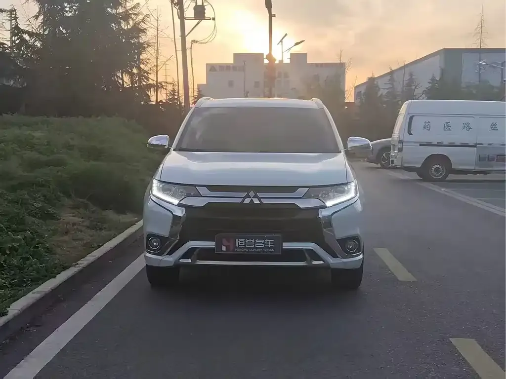Mitsubishi Outlander — фото 4