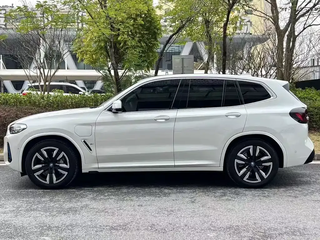 BMW iX3 — фото 10