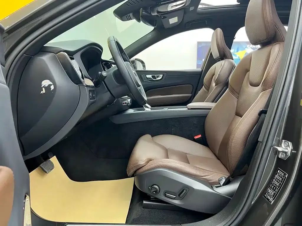 Volvo XC60 — фото 10