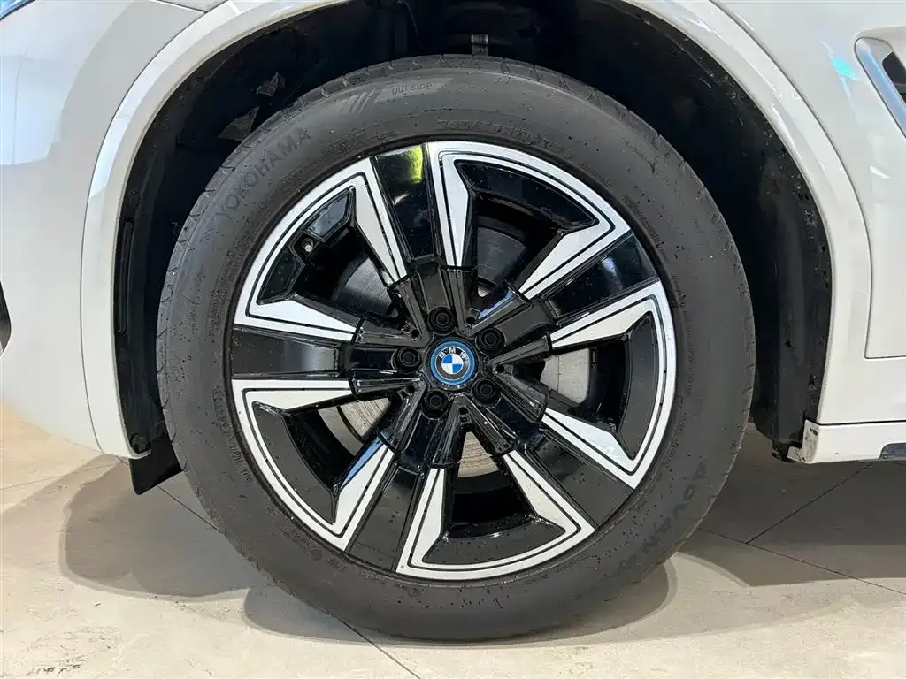 BMW iX3 — фото 10