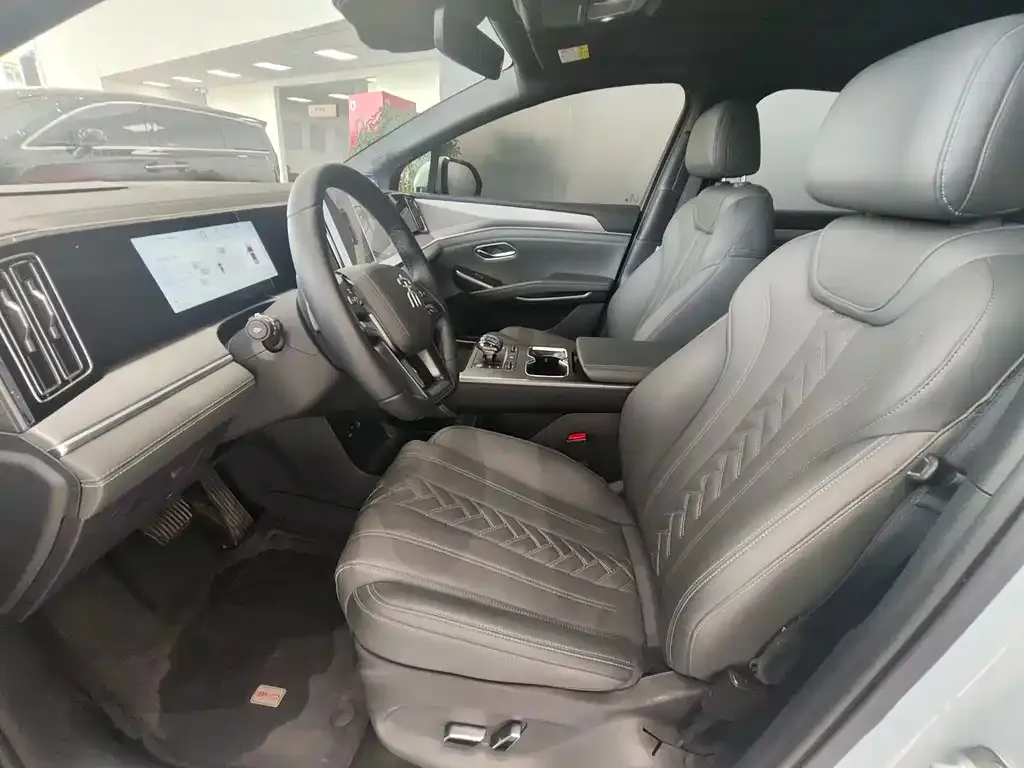 BYD L DM-i — фото 9