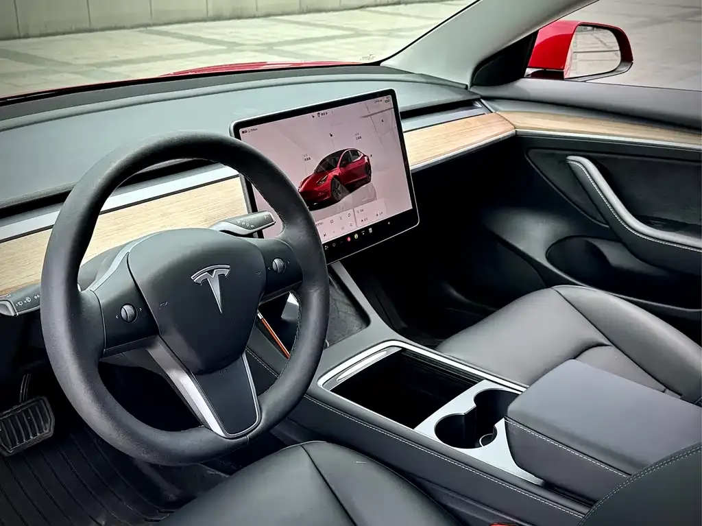 Tesla Model 3 — фото 8