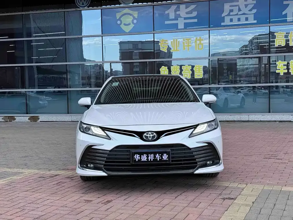 Toyota Camry — фото 1