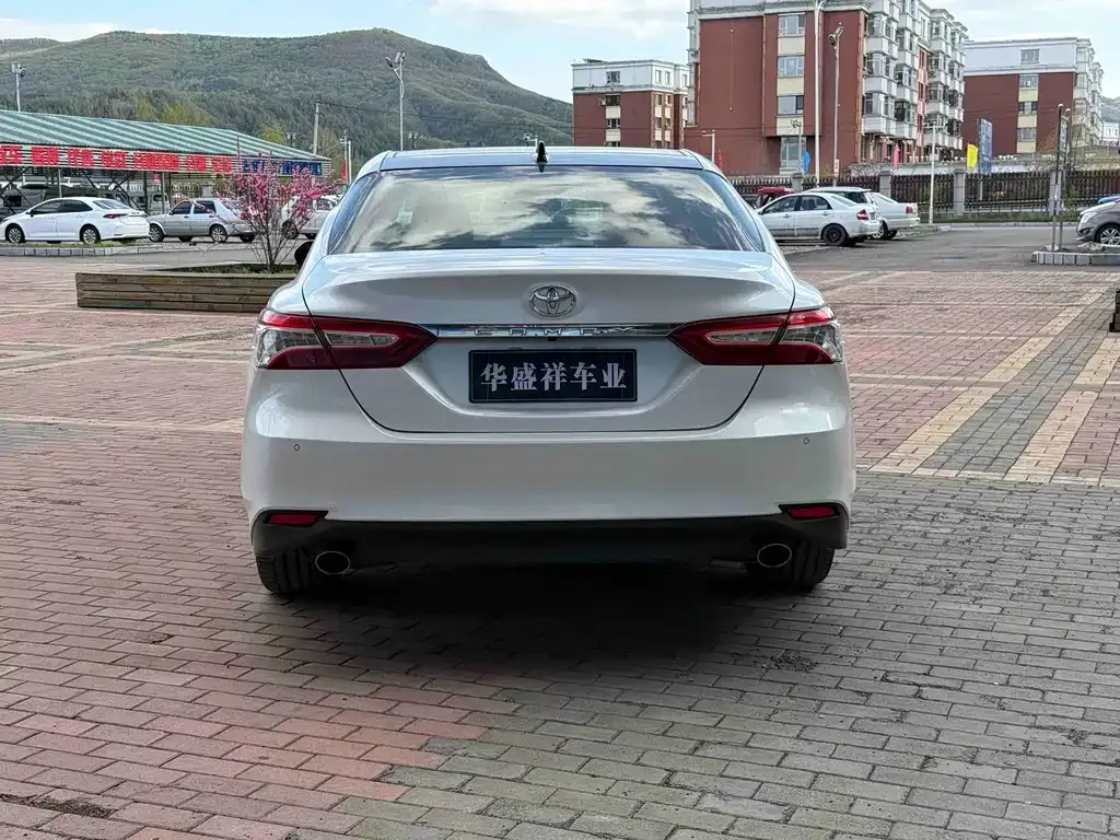 Toyota Camry — фото 5
