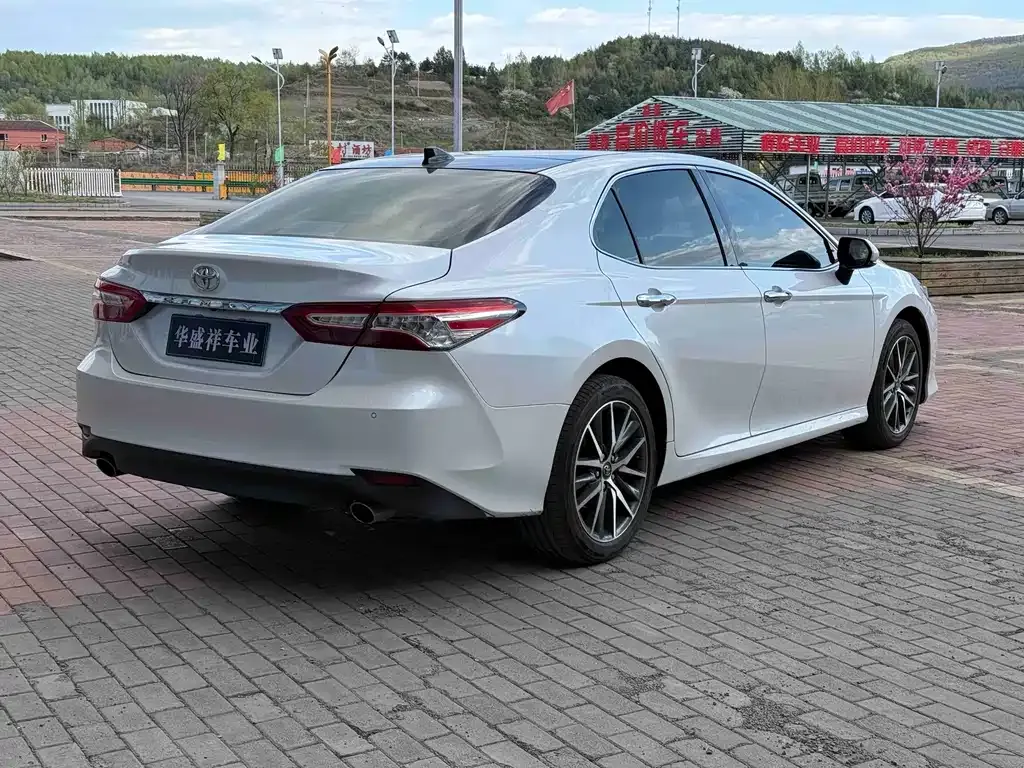 Toyota Camry — фото 9