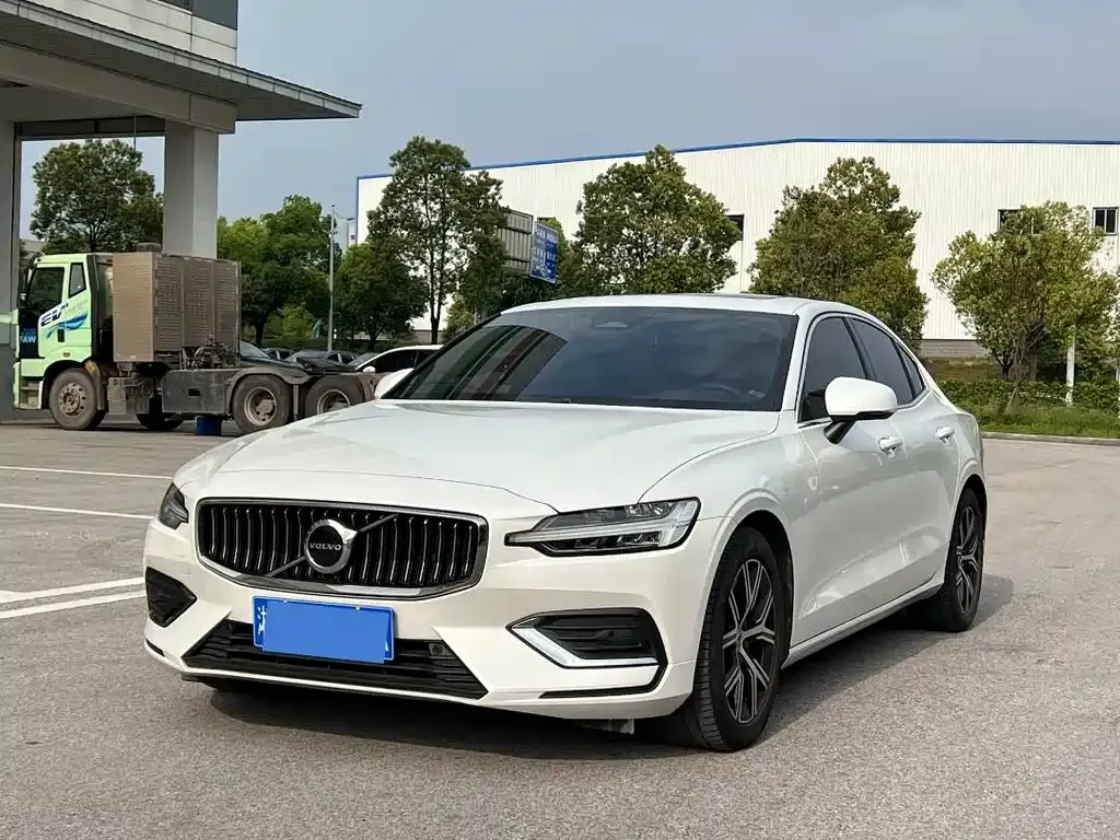 Volvo S60 — фото 1
