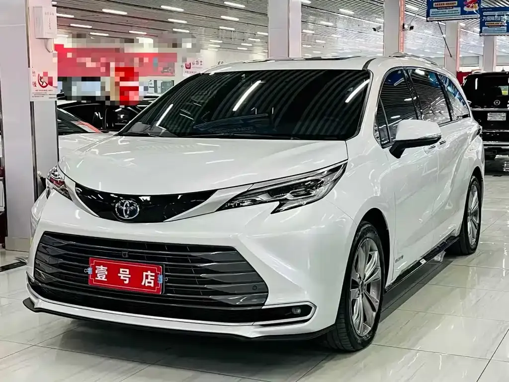 Toyota Sienna — фото 1