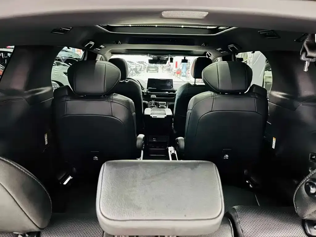 Toyota Sienna — фото 9
