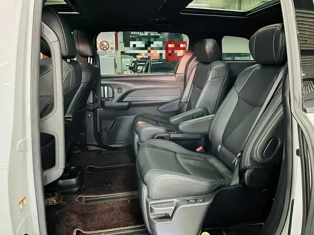 Toyota Sienna — фото 5