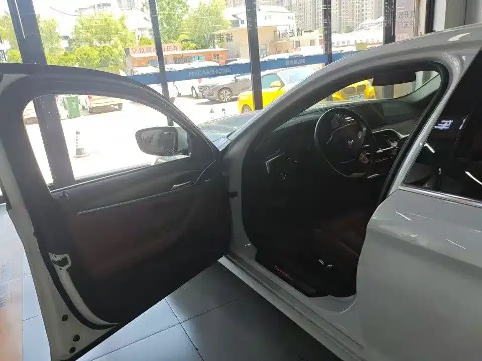 BMW 5 Series 2022 из CN, фото 8