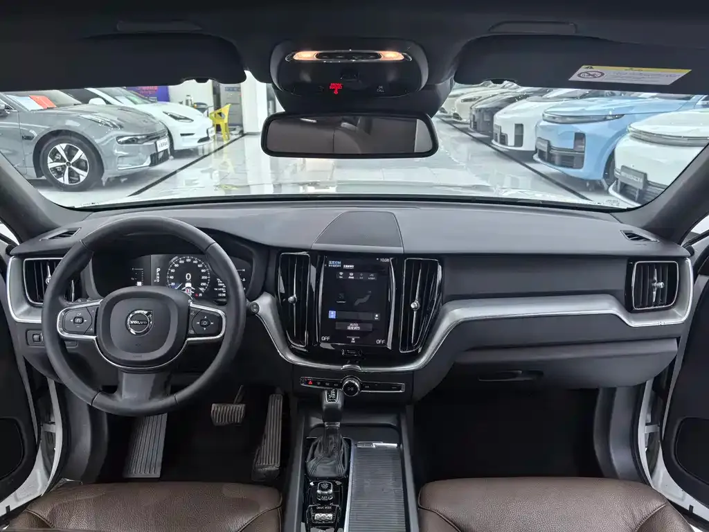 Volvo XC60 — фото 10