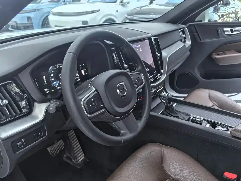 Volvo XC60 — фото 7