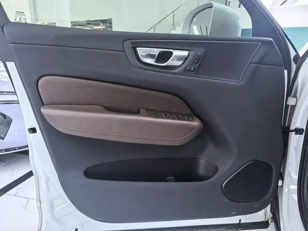 Volvo XC60 — фото 2