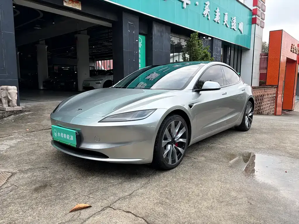 Tesla Model 3 — фото 1