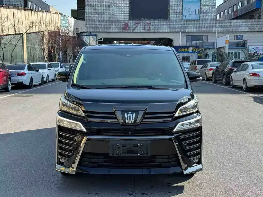 Toyota Vellfire — фото 1