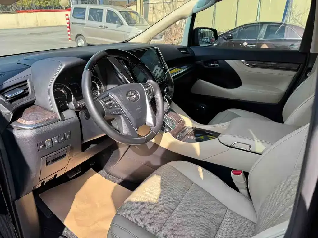 Toyota Vellfire — фото 3