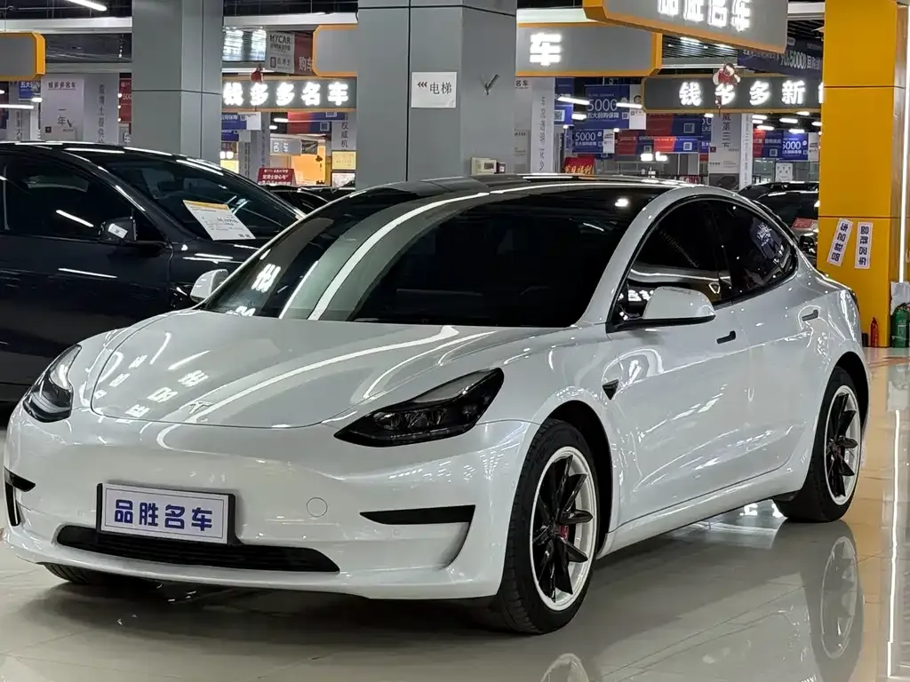 Tesla Model 3 — фото 1