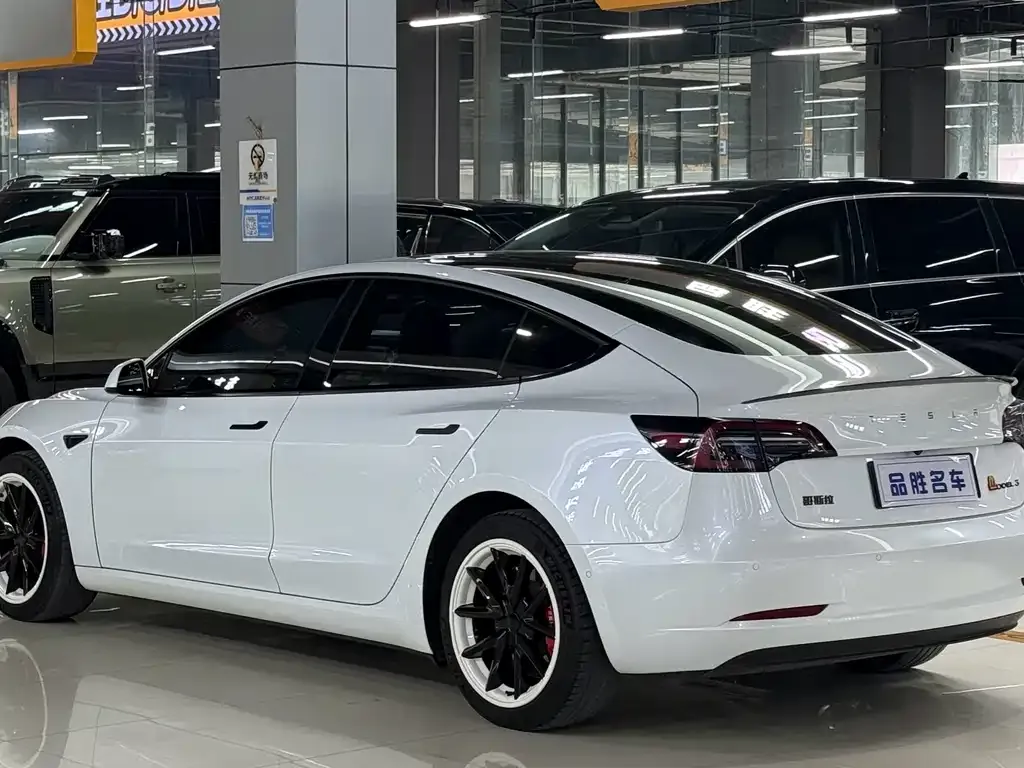 Tesla Model 3 — фото 10
