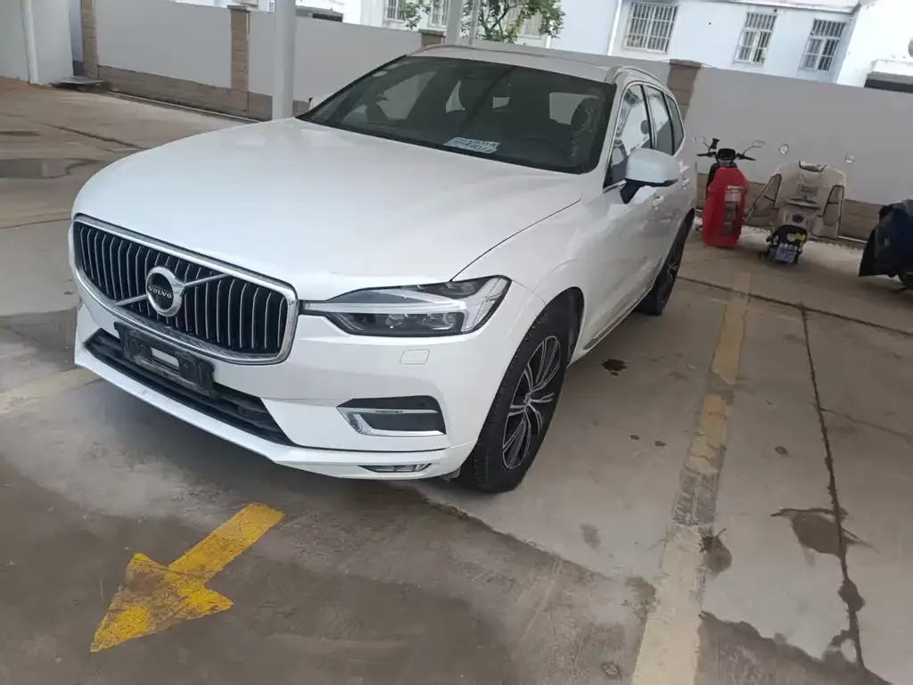 Volvo XC60 — фото 1