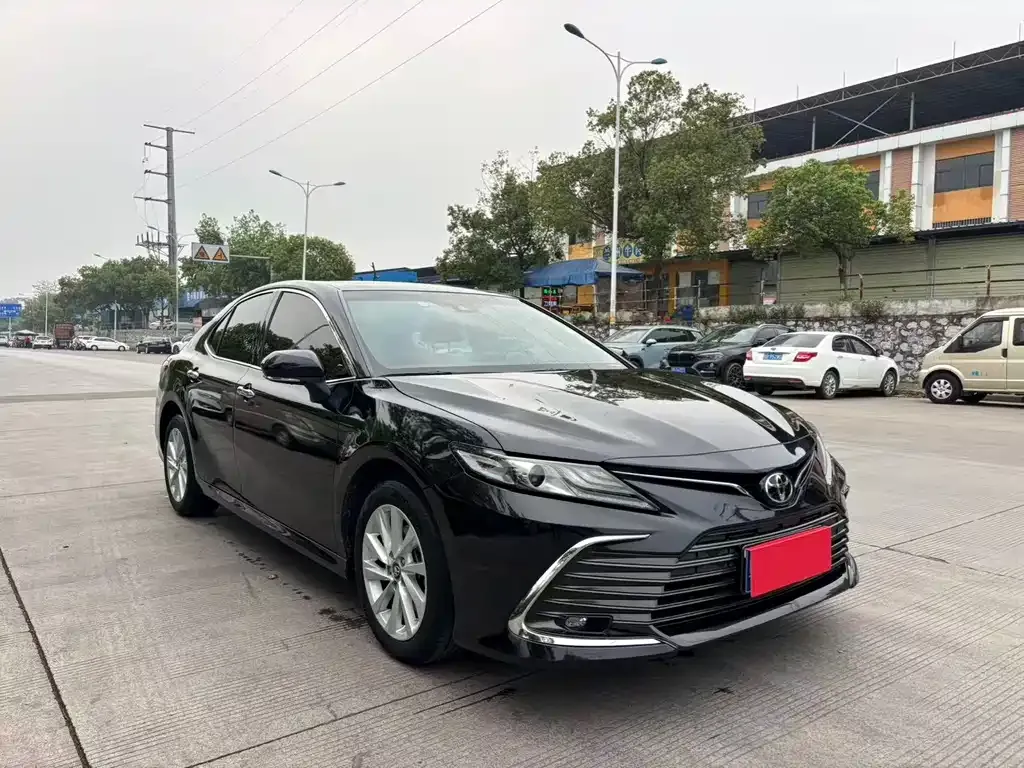 Toyota Camry — фото 1