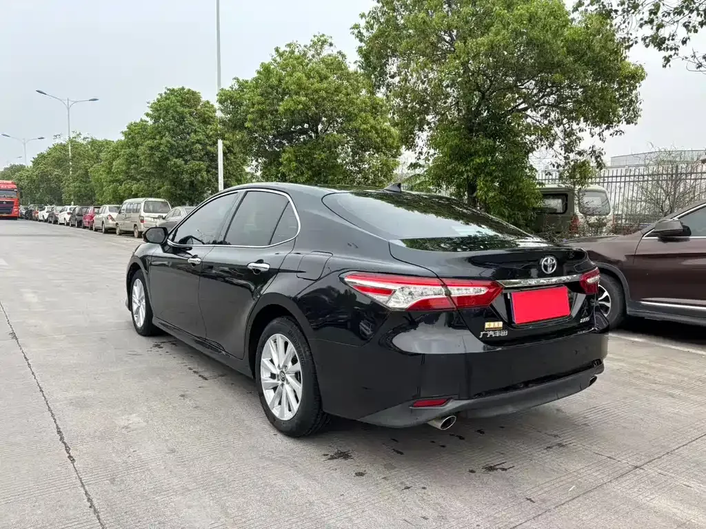 Toyota Camry — фото 9