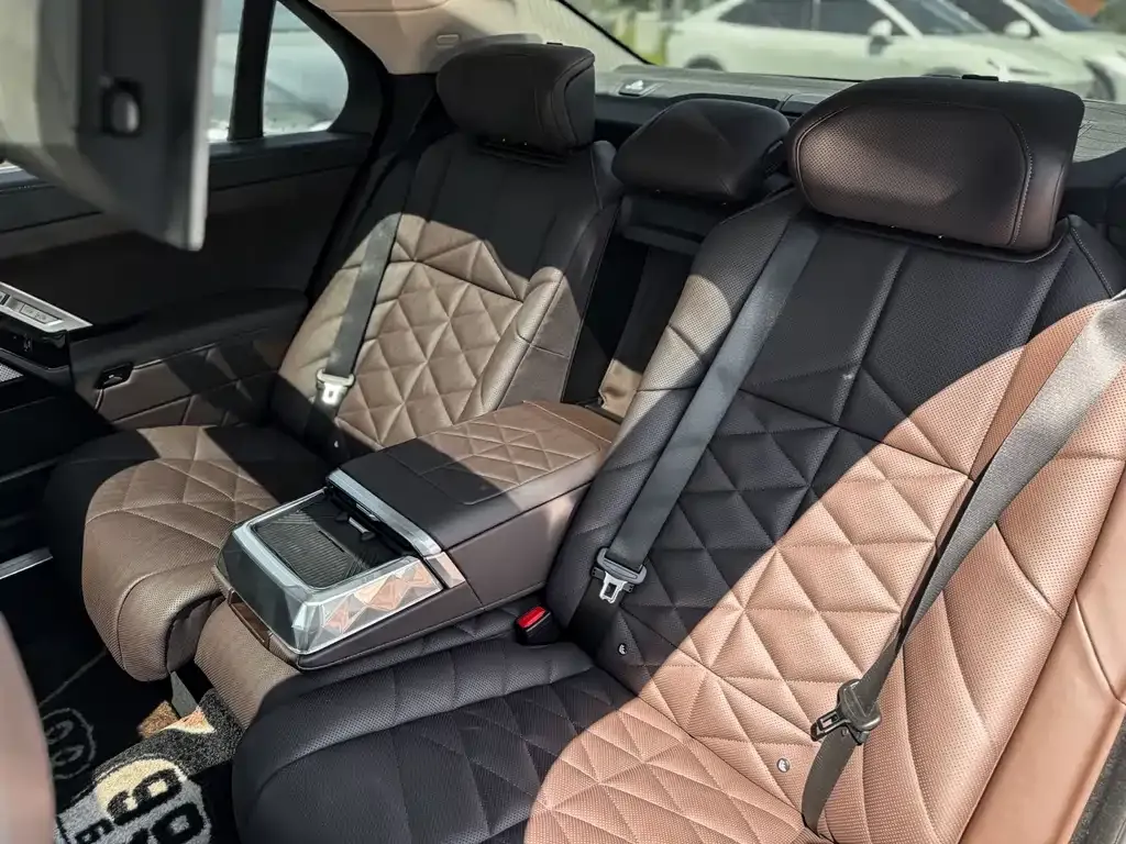 BMW 7 Series 2024 из CN, фото 9