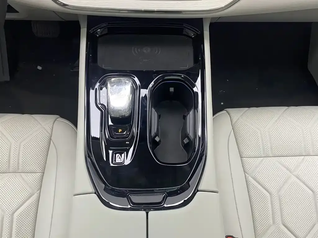 Volvo EM90 2026 из CN, фото 9