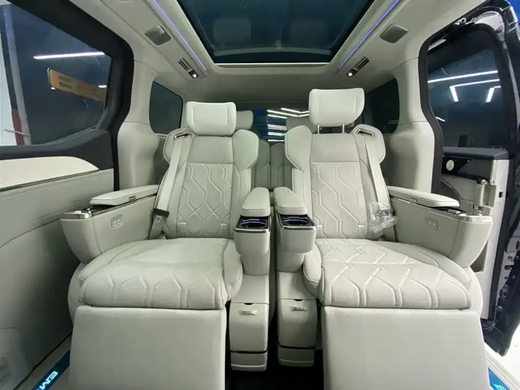 Volvo EM90 2026 из CN, фото 3