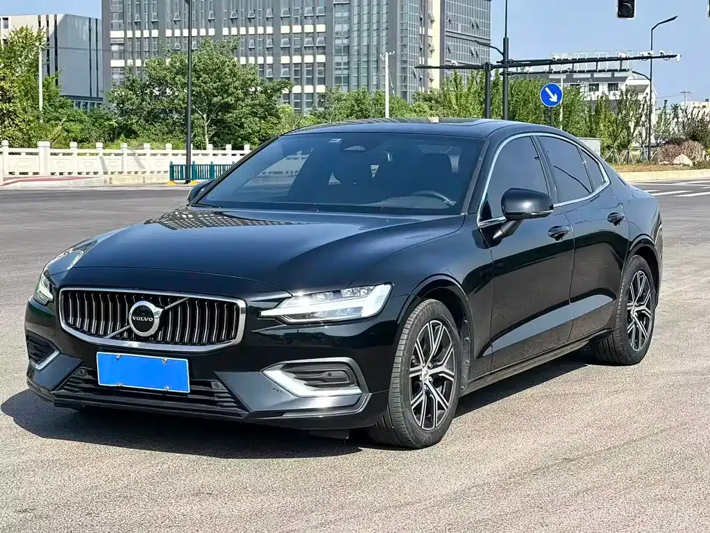 Volvo S60 — фото 1