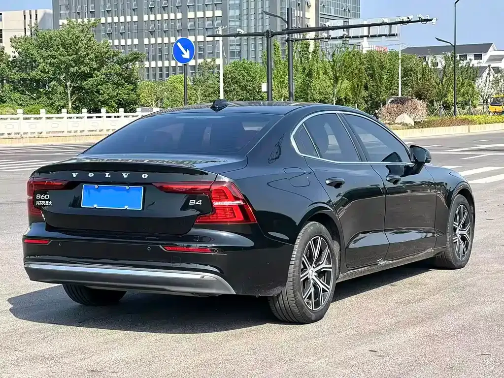 Volvo S60 — фото 10