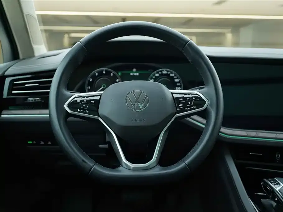 Volkswagen Touareg — фото 7
