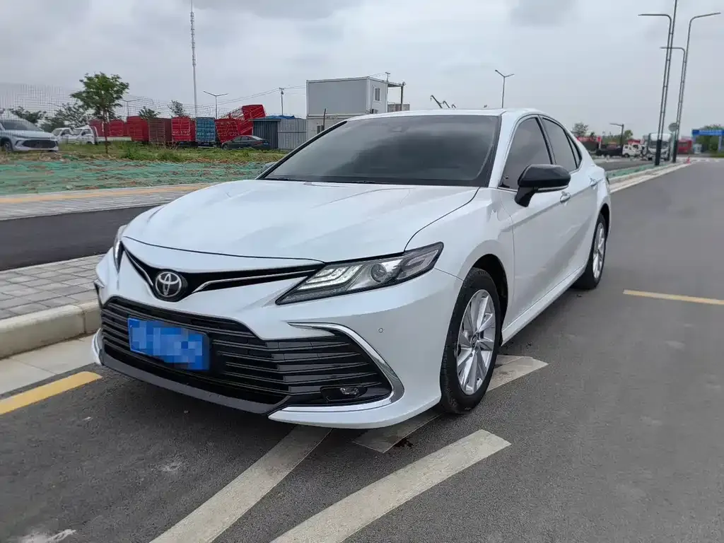 Toyota Camry — фото 1