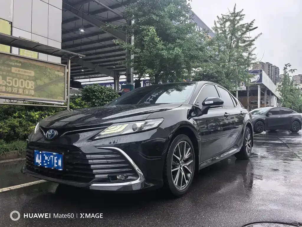 Toyota Camry — фото 1