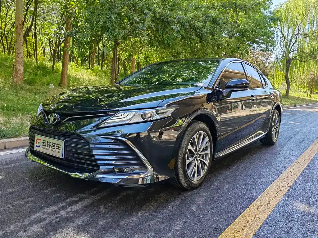 Toyota Camry — фото 1