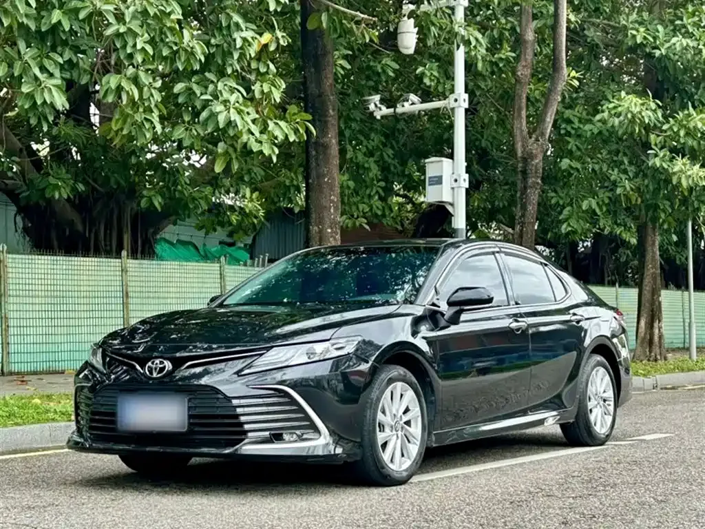 Toyota Camry — фото 1