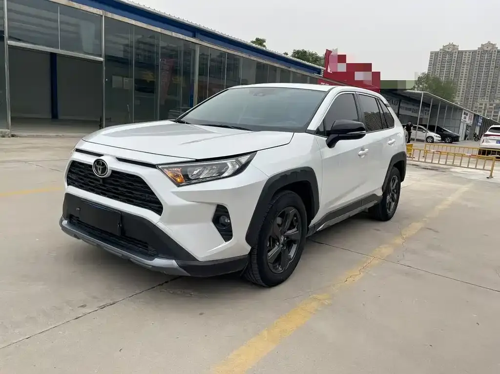 Toyota RAV4 — фото 1