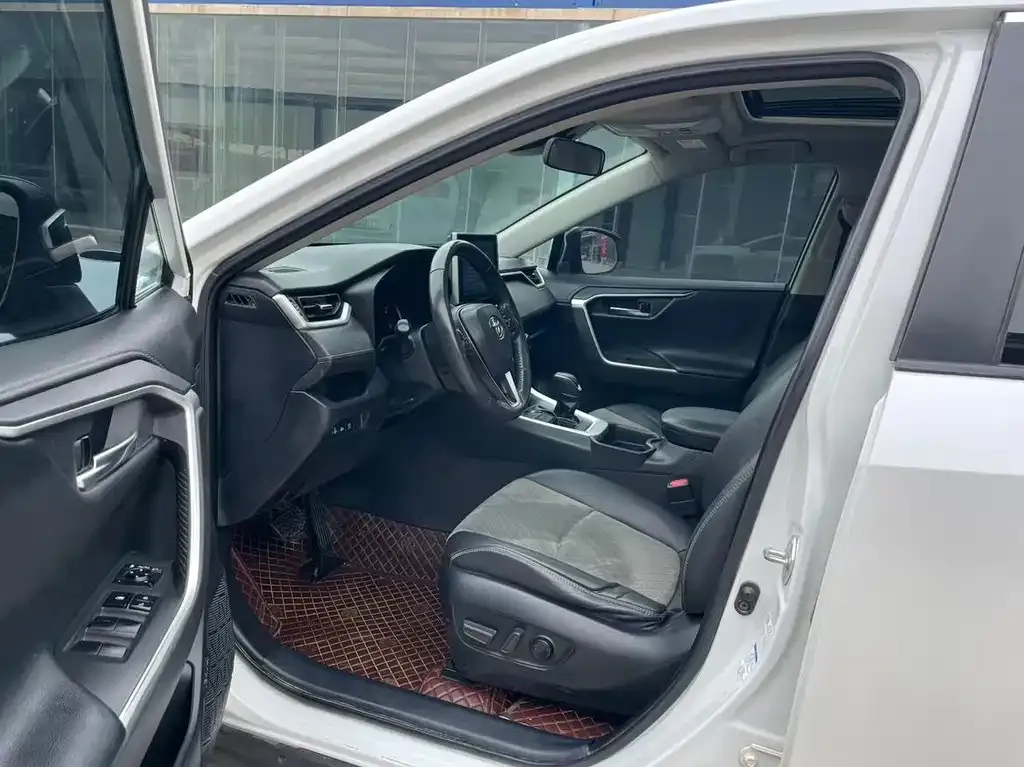 Toyota RAV4 — фото 8