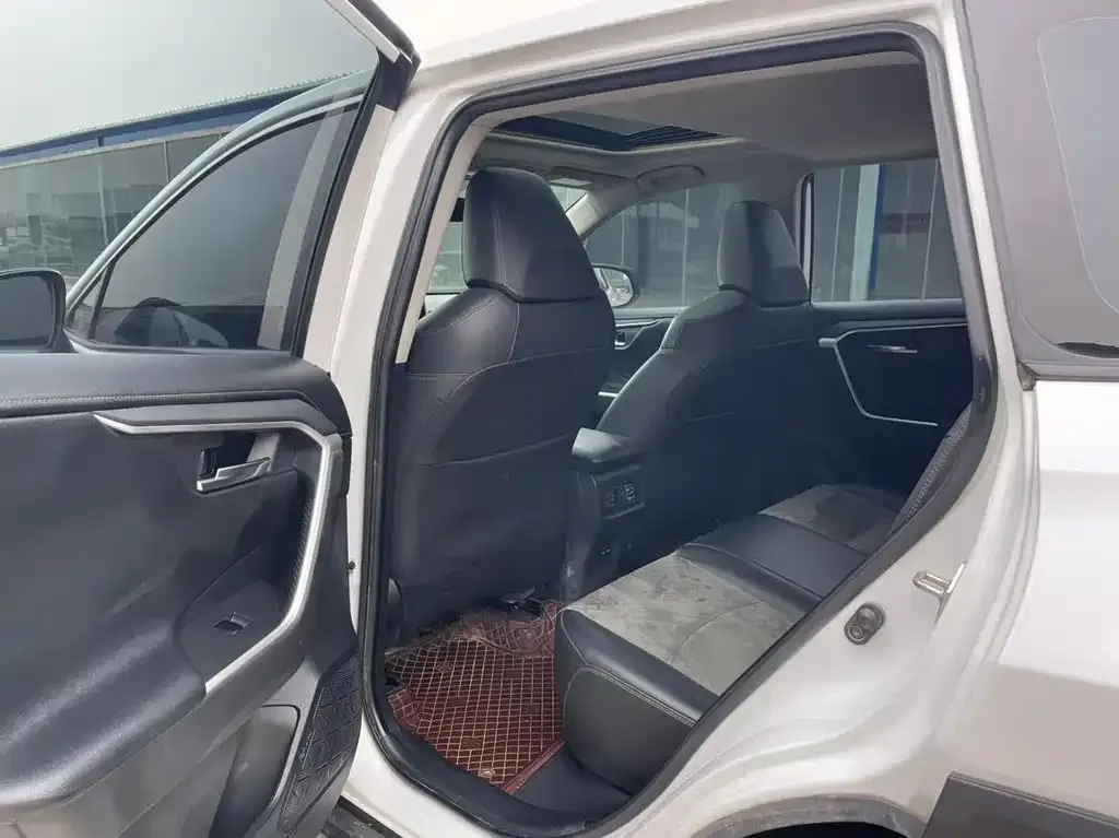 Toyota RAV4 — фото 5